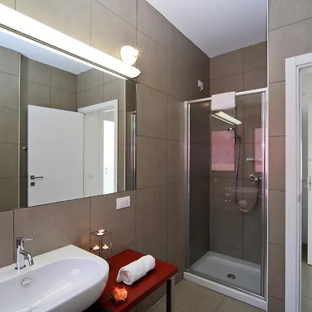 Sleeps 6 Pool Air Con T421385 * Maccagno