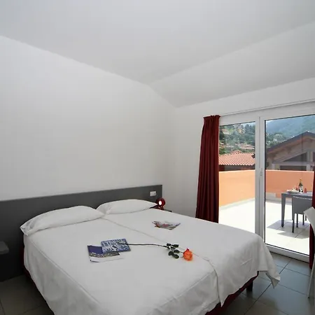 Appartement Sleeps 6 Pool Air Con T421385 Maccagno